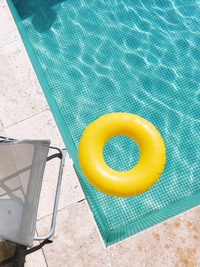 Comment traiter l'eau d'une piscine au sel ?
